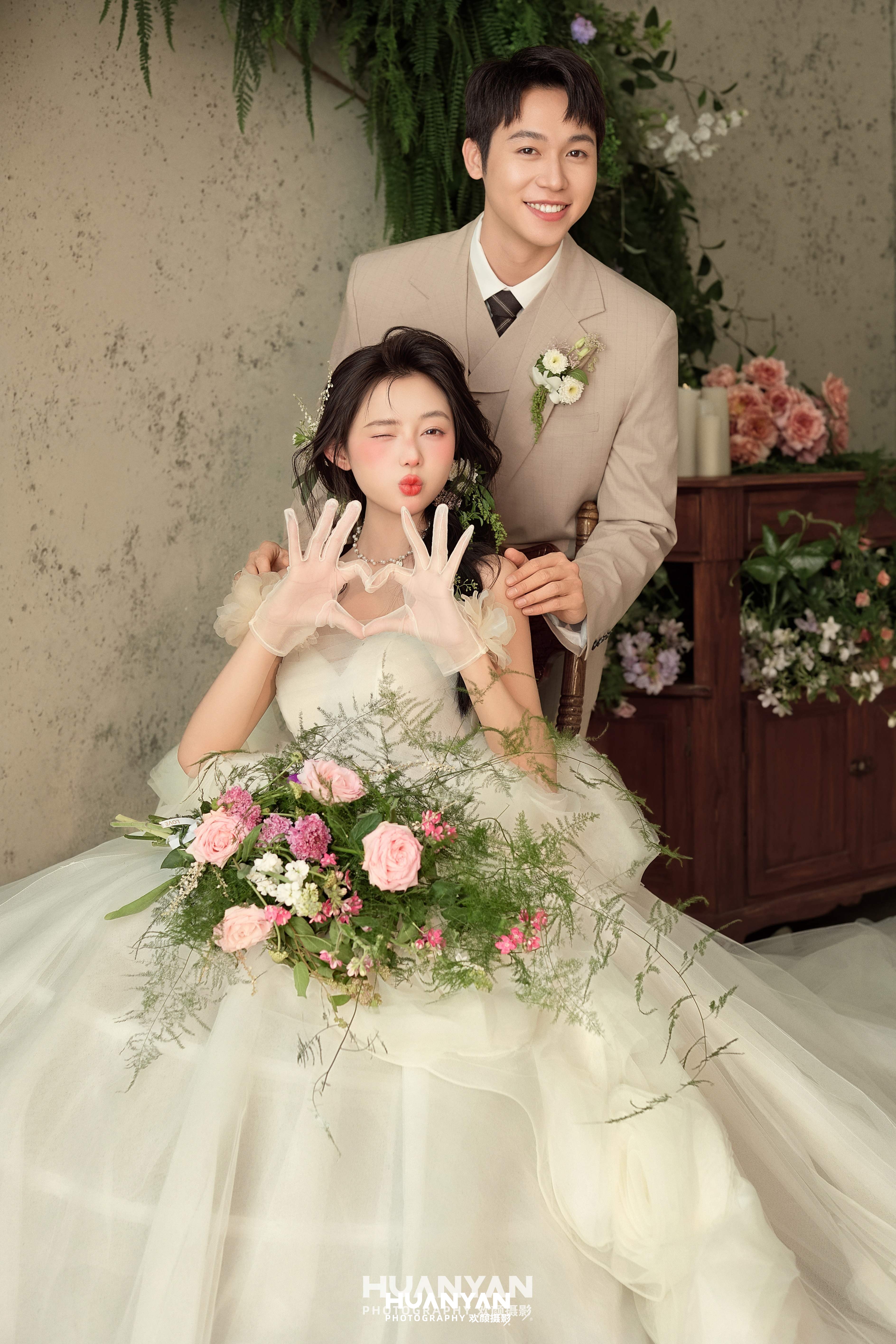 花影与共客片第3张｜韩式温柔婚纱照，摄于室内影棚