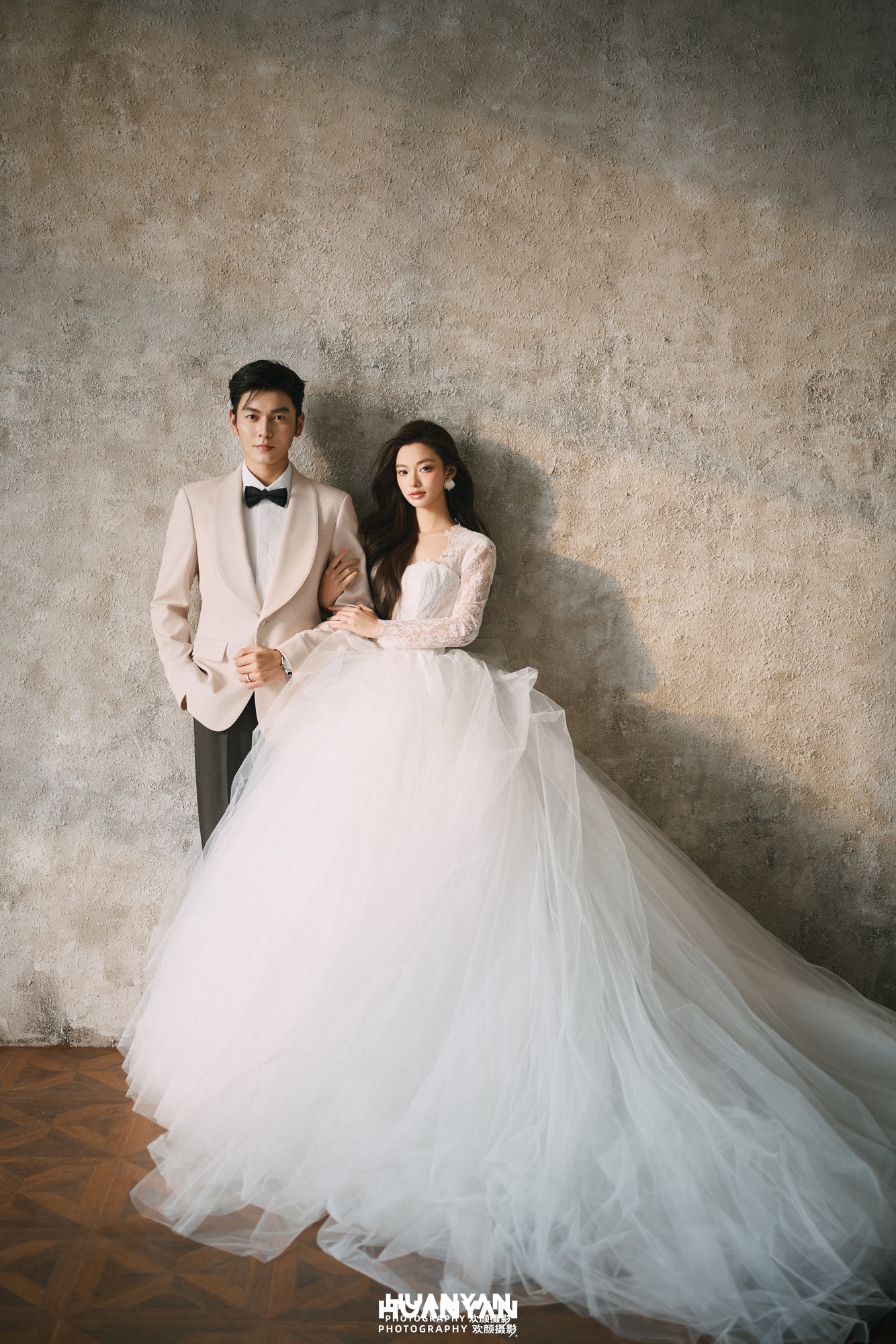 纱与旧时光客片第7张｜轻奢高级婚纱照，摄于室内影棚