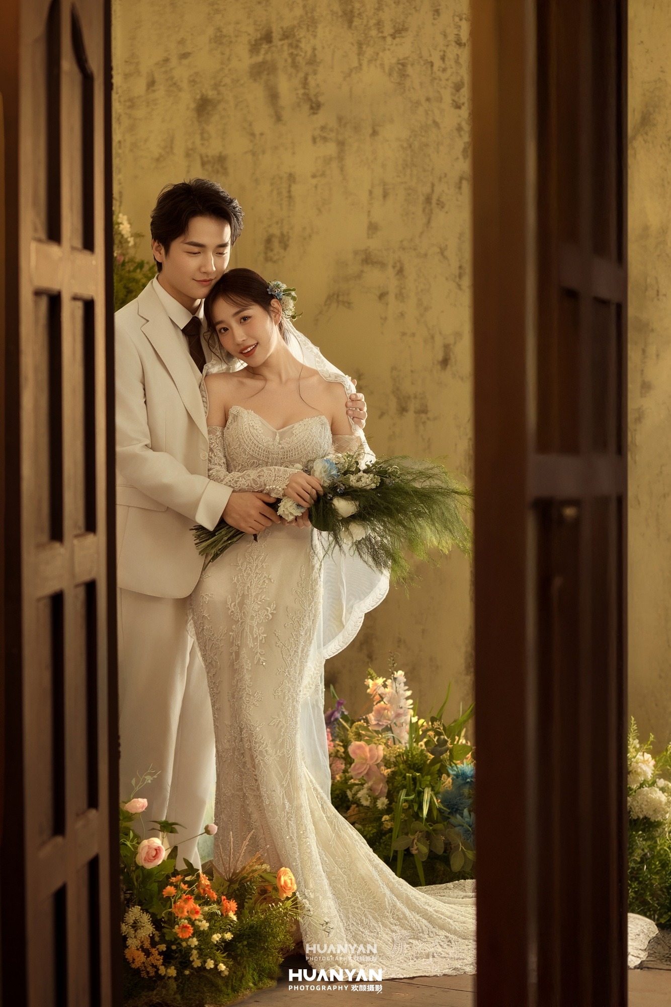 窗畔微光客片第7张｜浪漫唯美婚纱照，摄于室内影棚