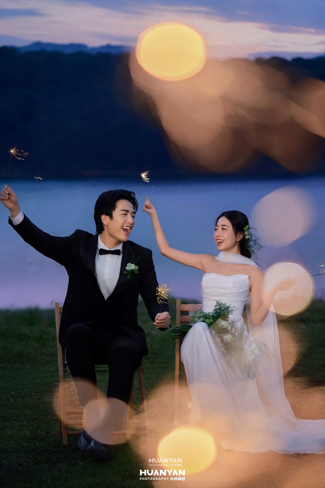 湖蓝暮色客片第7张｜清新自然婚纱照，摄于湖畔江景