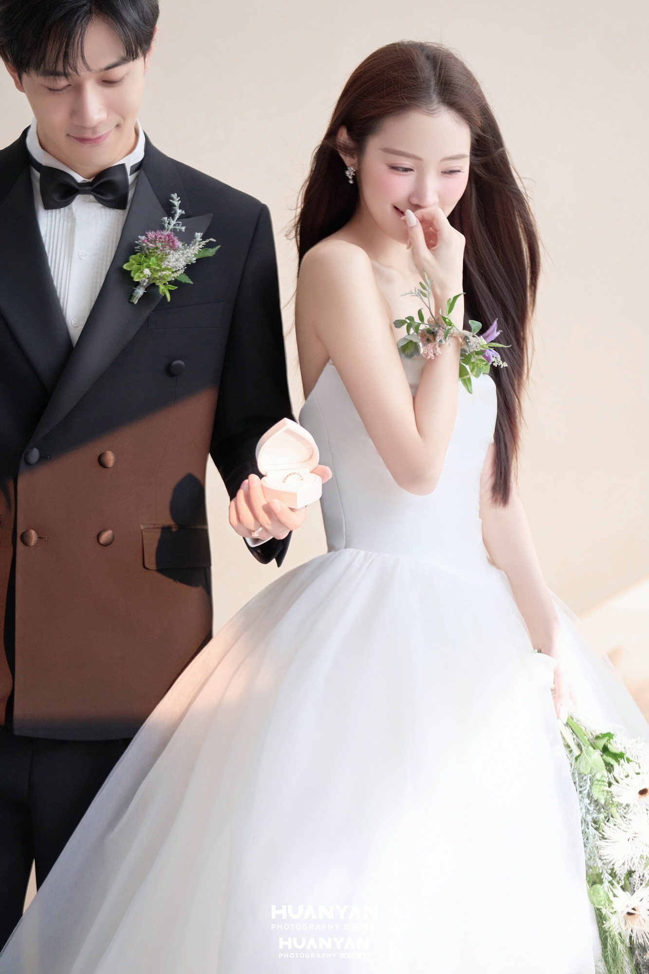枕光而眠：韩式温柔婚纱照室内影棚实拍