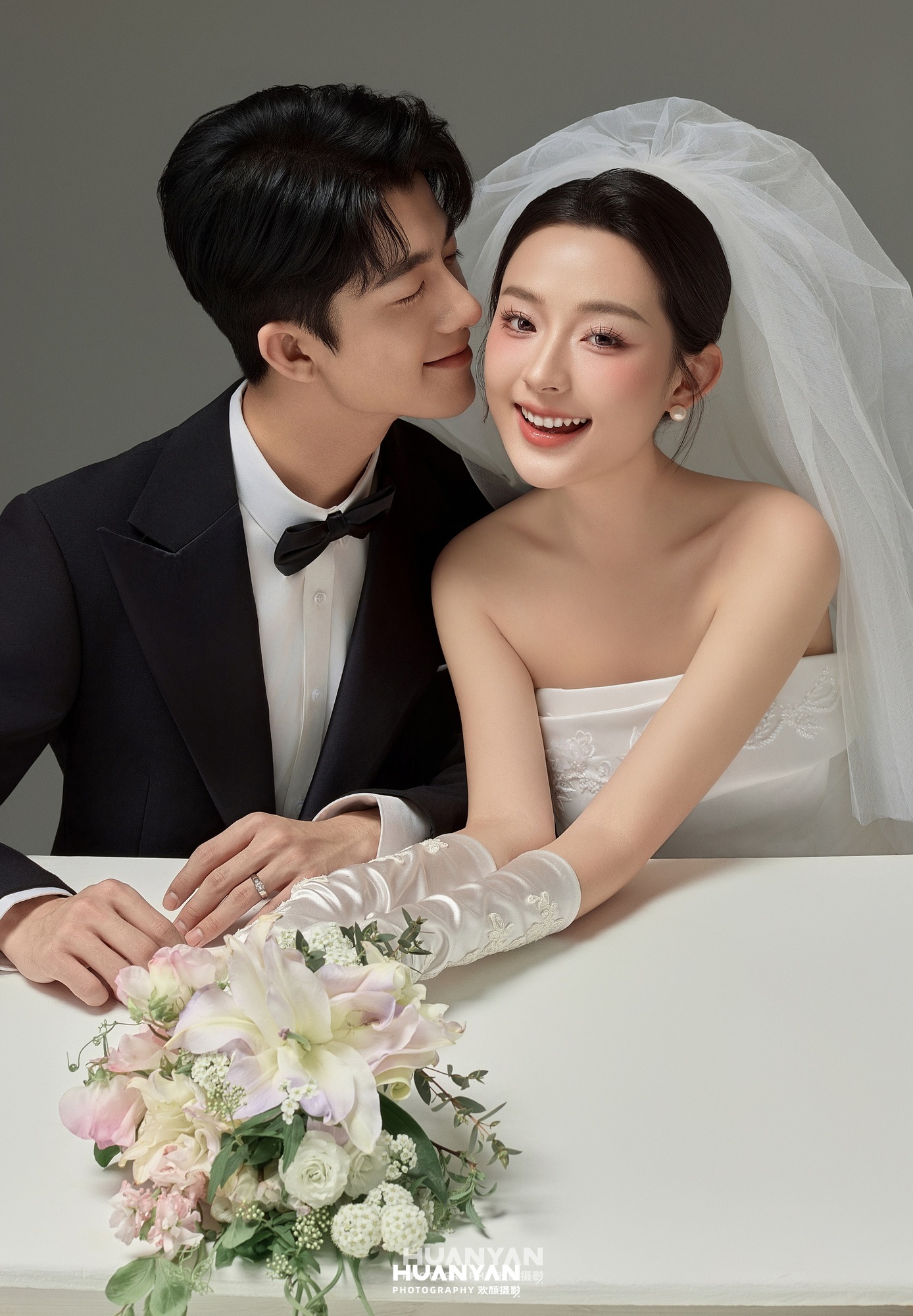 素缎流光客片第3张｜韩式温柔婚纱照，摄于室内影棚