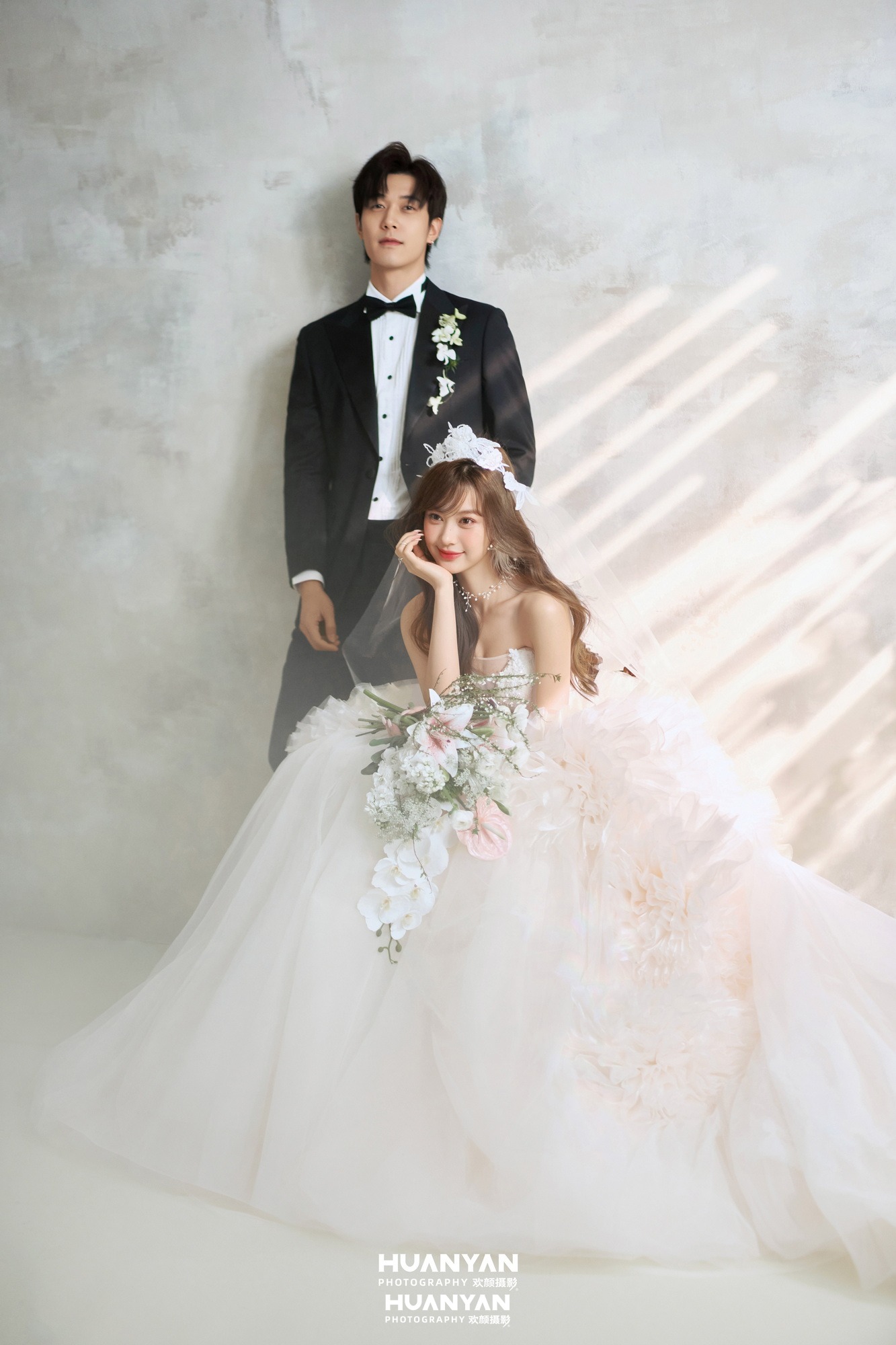 一格斜阳：浪漫唯美婚纱照室内影棚实拍