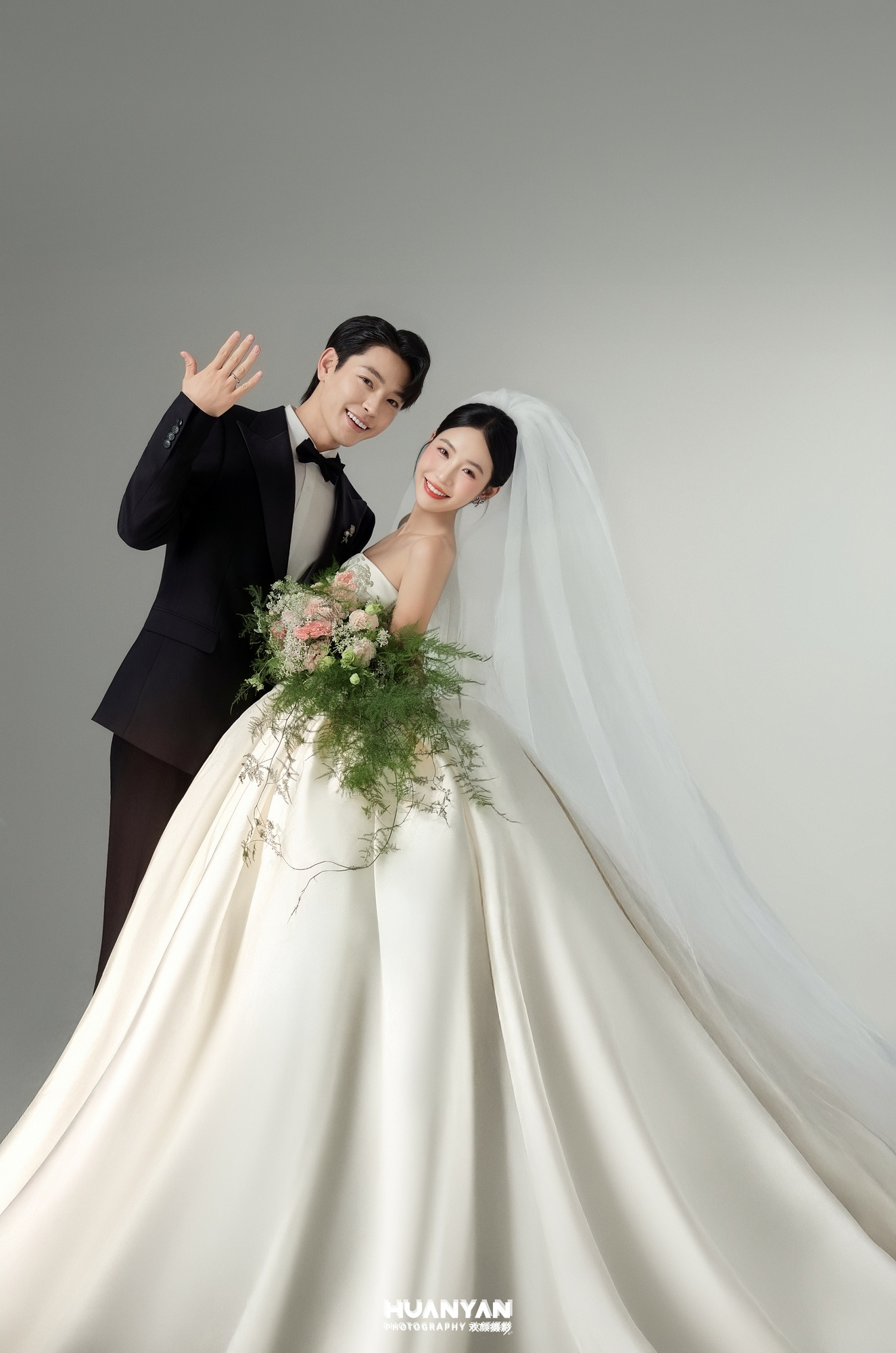 捧花与吻：韩式温柔婚纱照室内影棚实拍