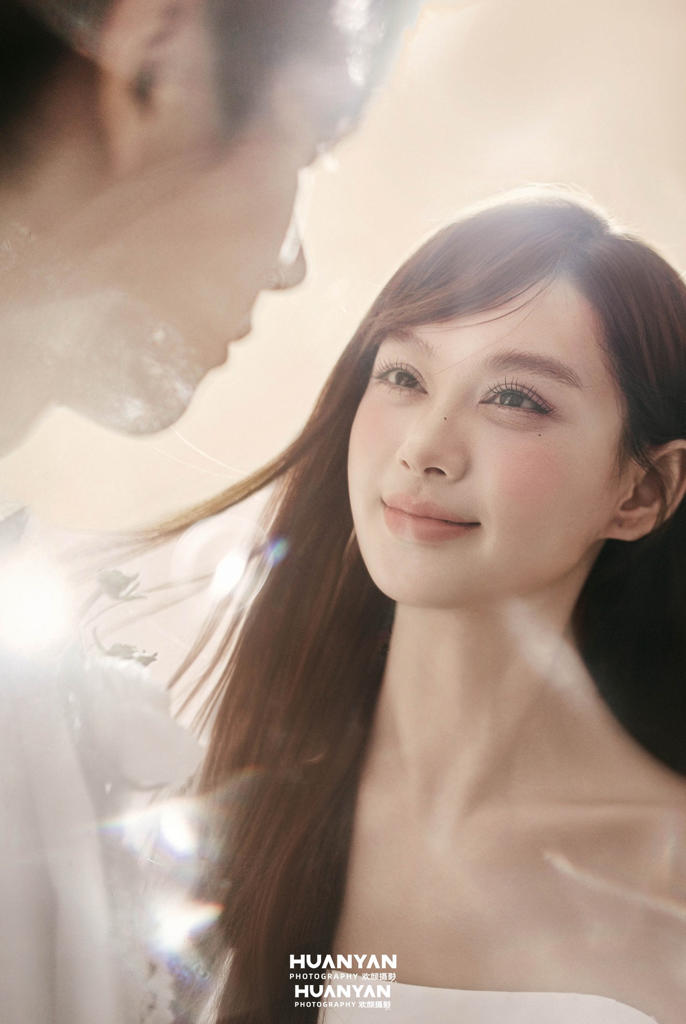 一纱之隔：浪漫唯美婚纱照室内影棚实拍