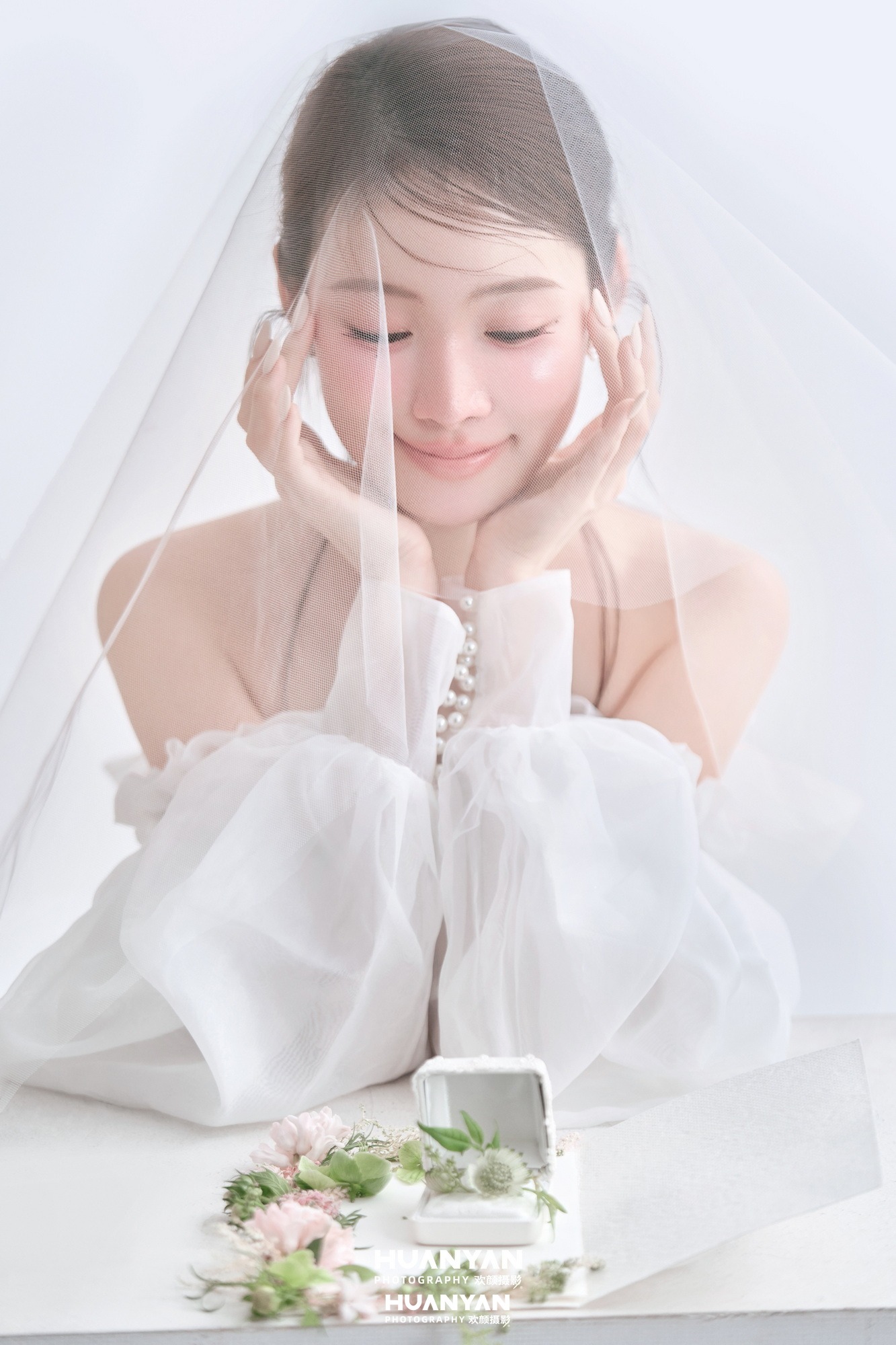 花环絮语客片第7张｜韩式温柔婚纱照，摄于室内影棚