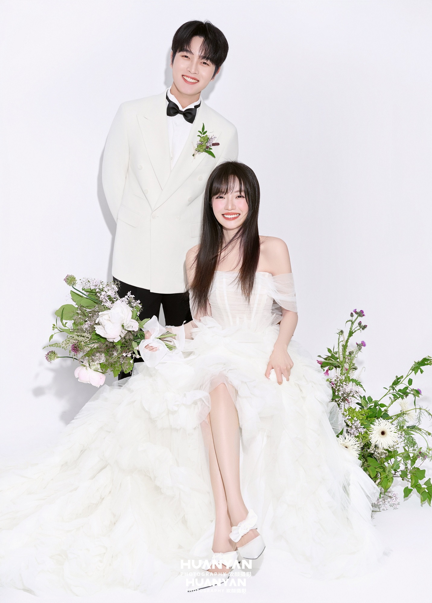 花畔依偎：韩式温柔婚纱照室内影棚实拍
