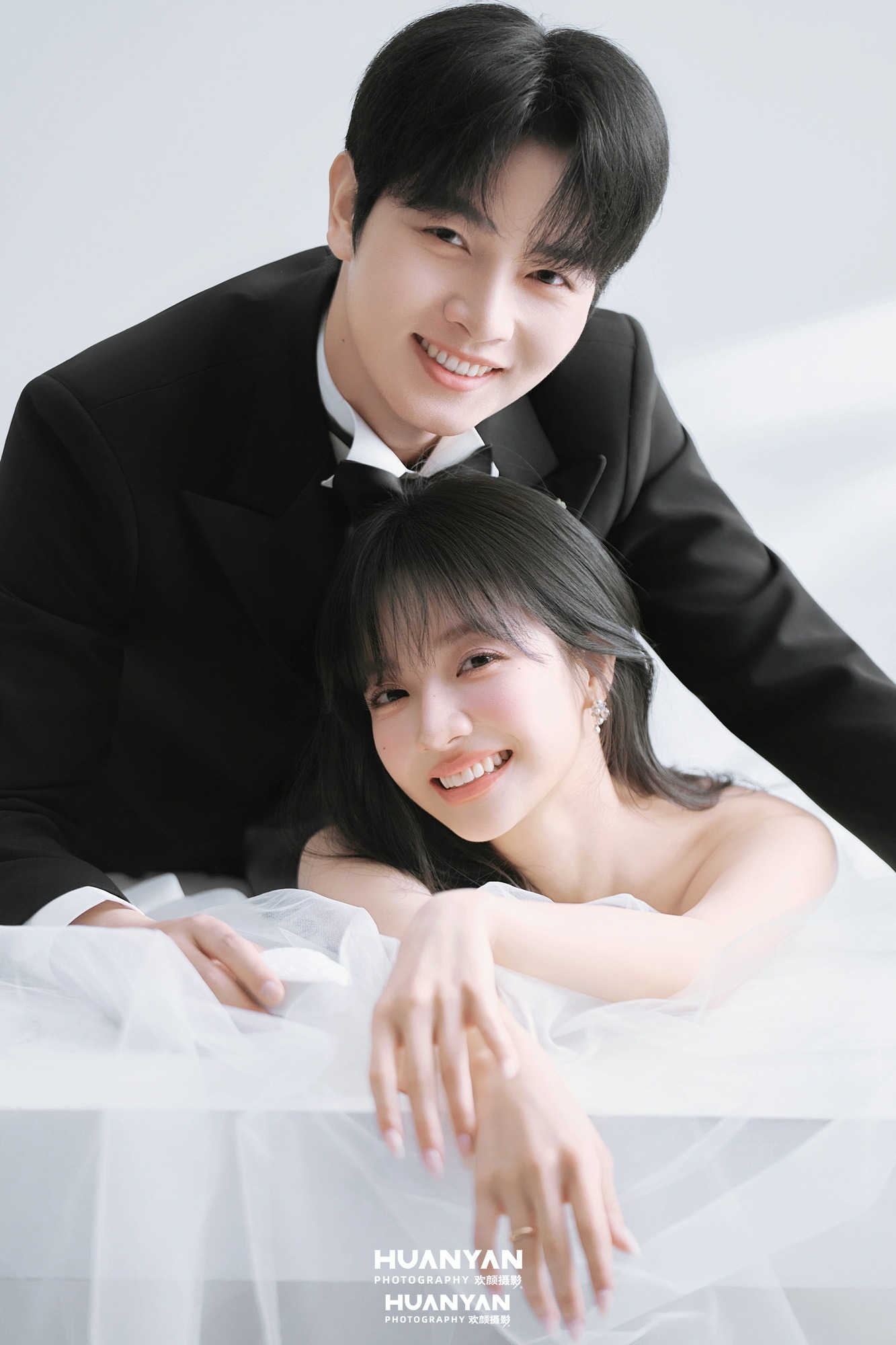 柔光相偎客片第7张｜浪漫唯美婚纱照，摄于室内影棚
