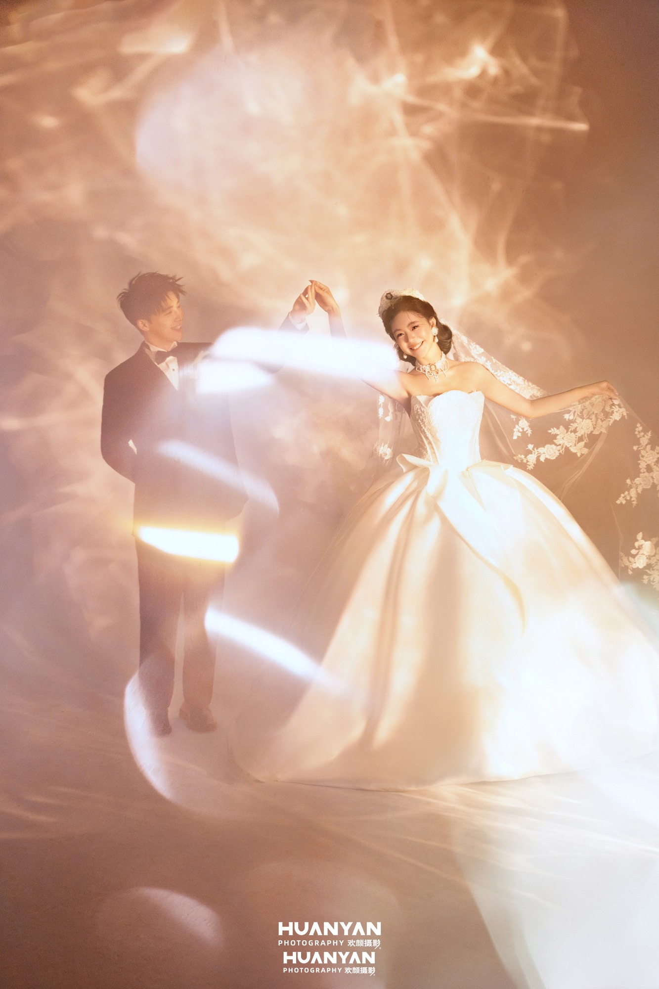 浮光拥影客片第7张｜浪漫唯美婚纱照，摄于室内影棚