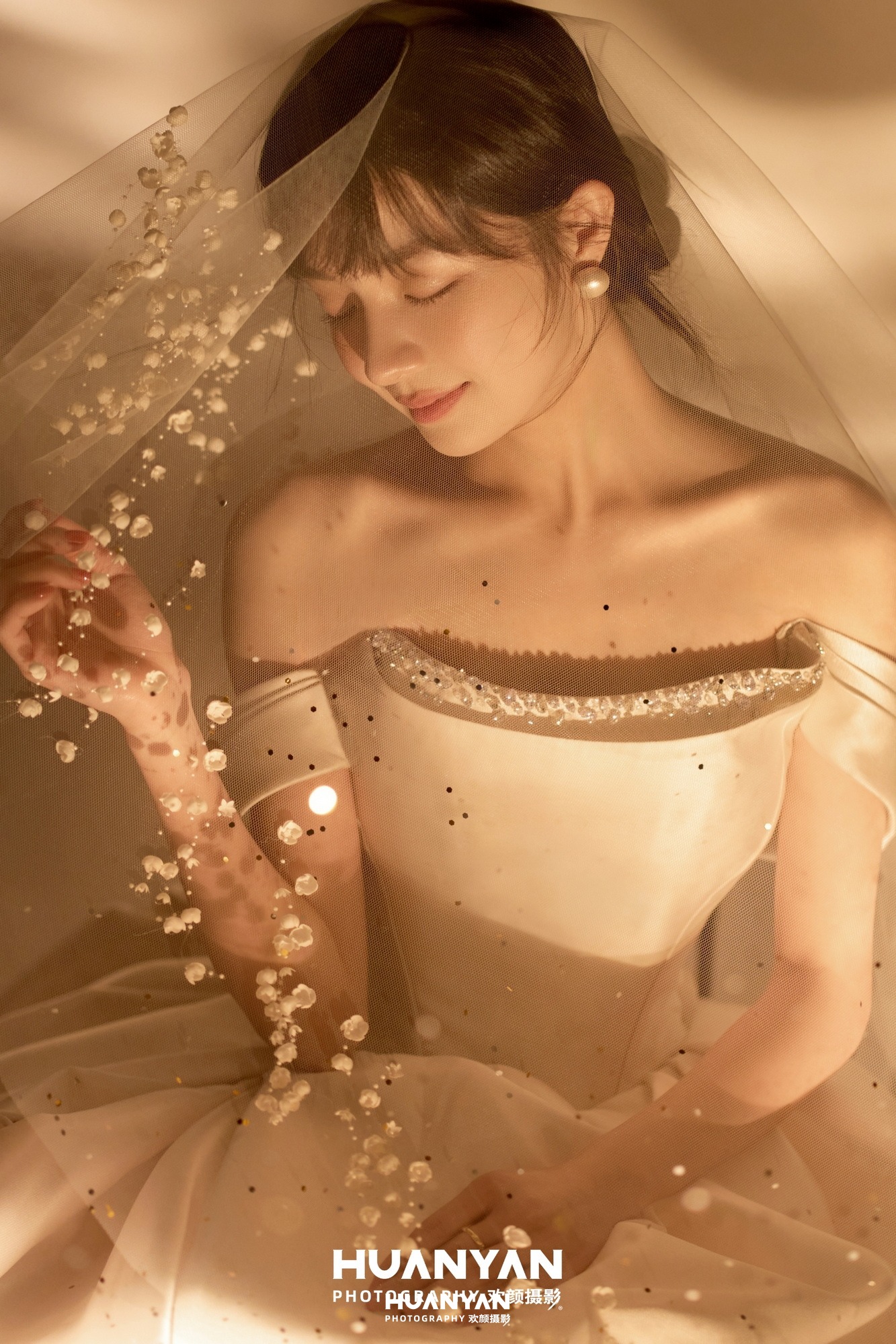 满裙星屑客片第3张｜浪漫唯美婚纱照，摄于室内影棚