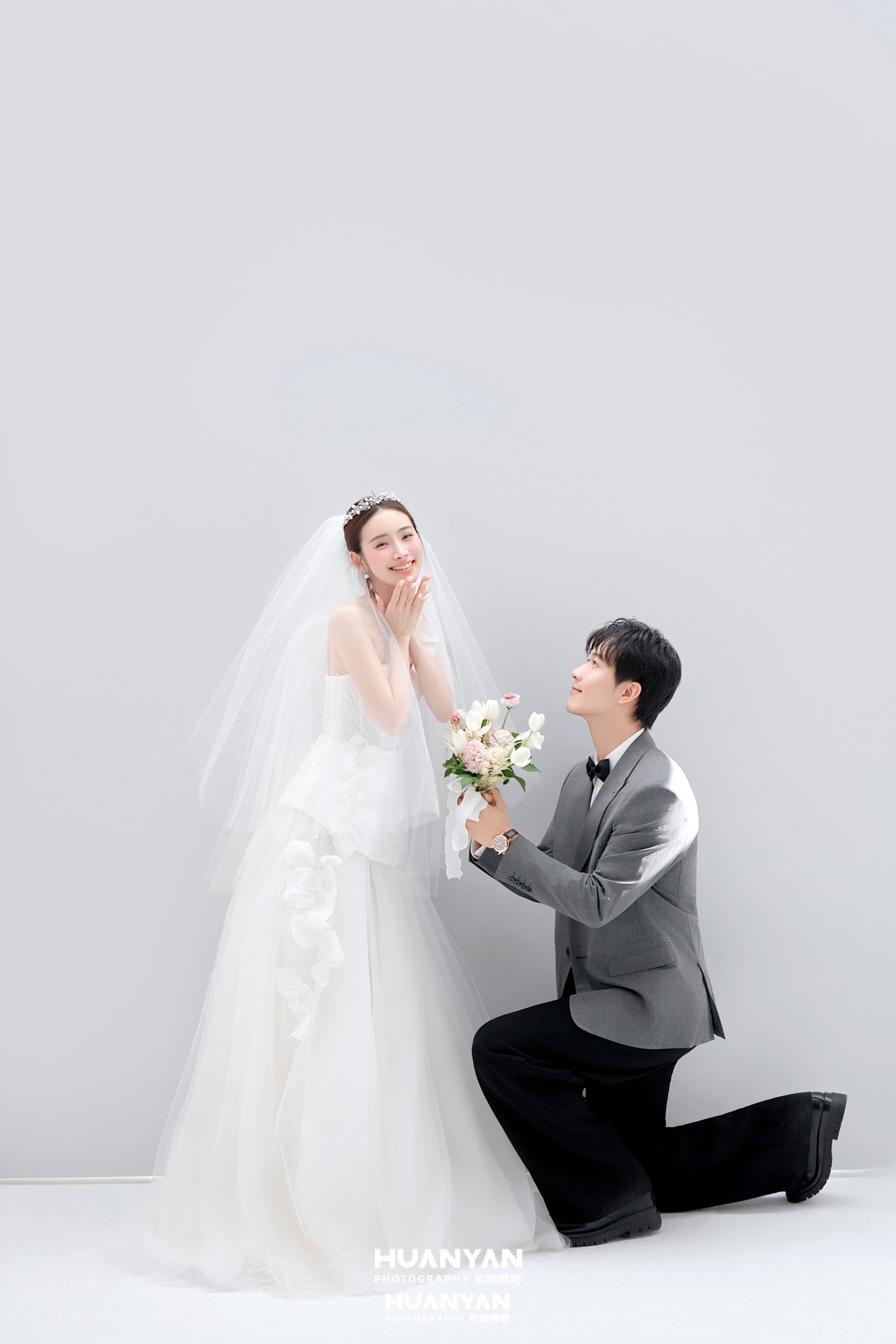 花环絮语客片第11张｜韩式温柔婚纱照，摄于室内影棚
