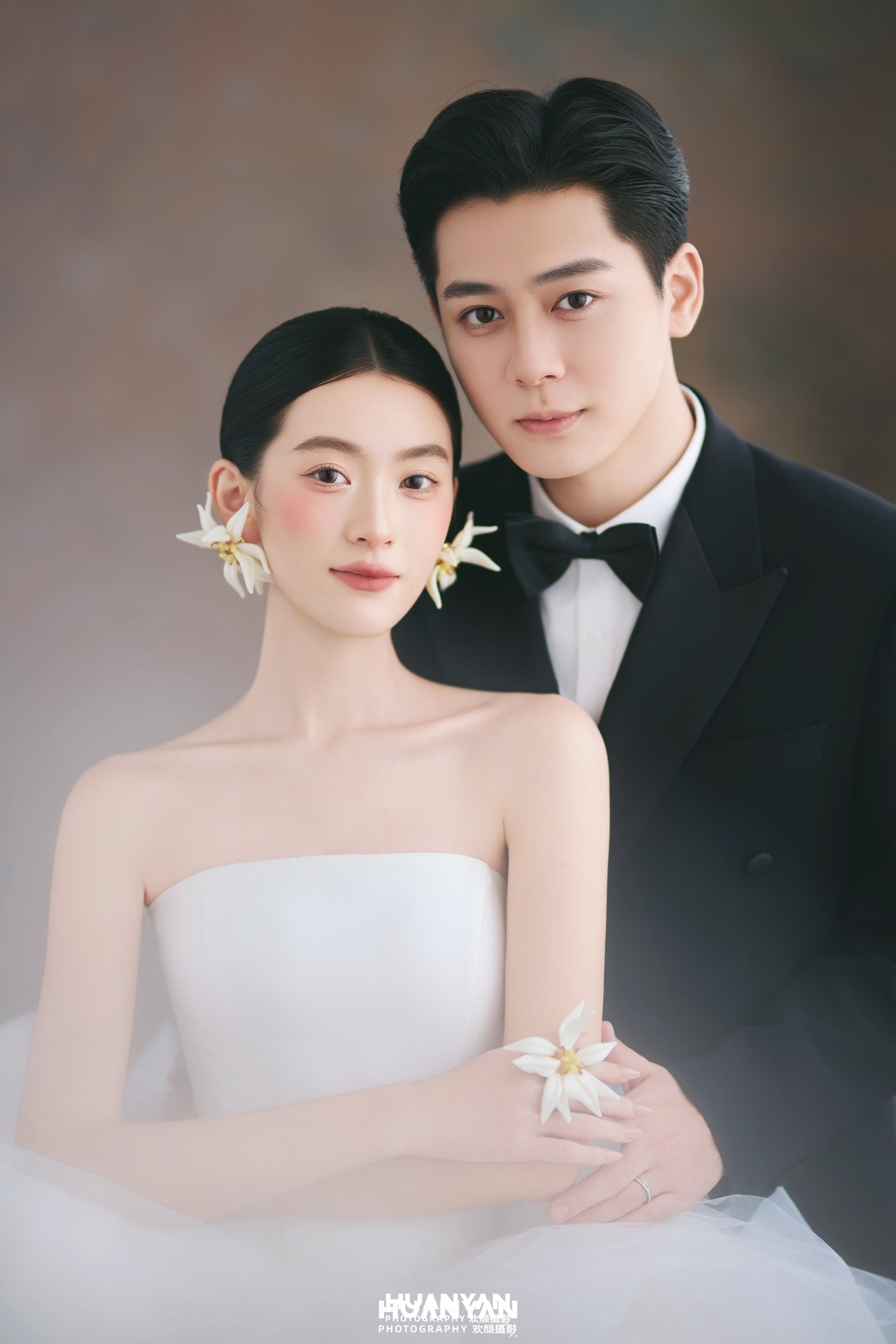 暖拥客片第3张｜浪漫唯美婚纱照，摄于室内影棚