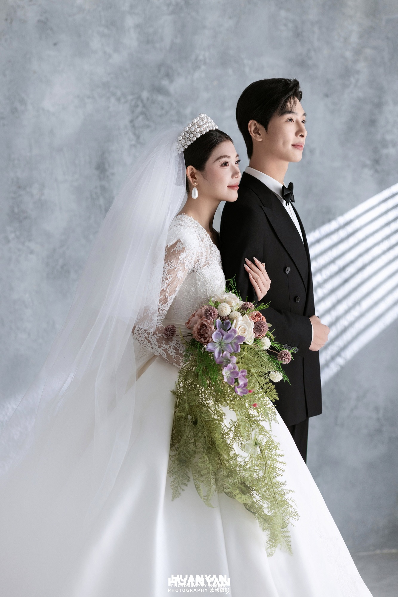 吻落眉间客片第3张｜韩式温柔婚纱照，摄于室内影棚