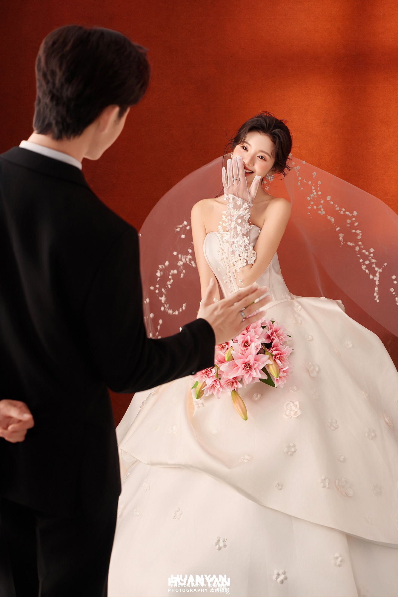 隔纱浅笑客片第3张｜韩式温柔婚纱照，摄于室内影棚