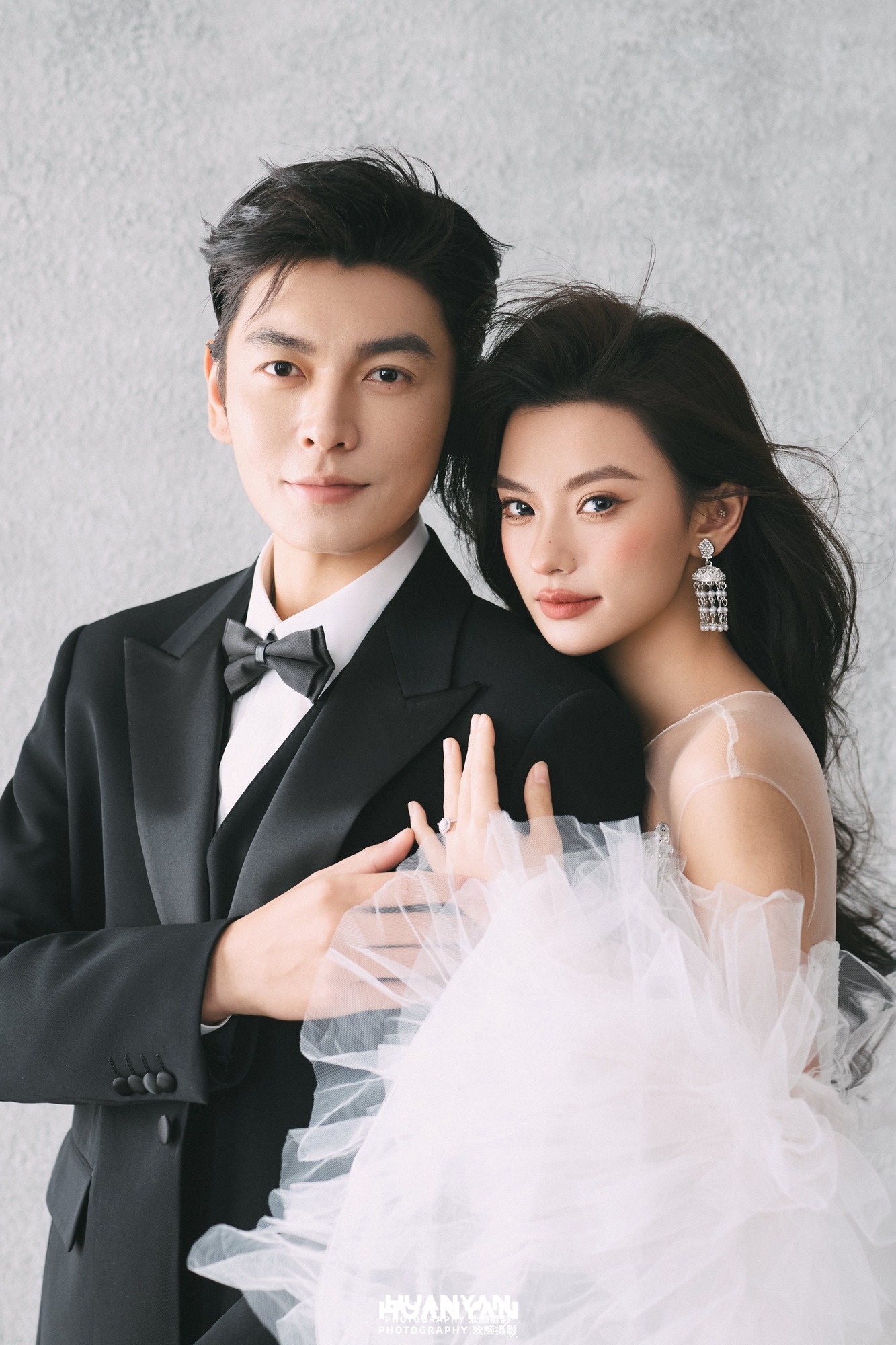 风起白纱客片第3张｜韩式温柔婚纱照，摄于室内影棚