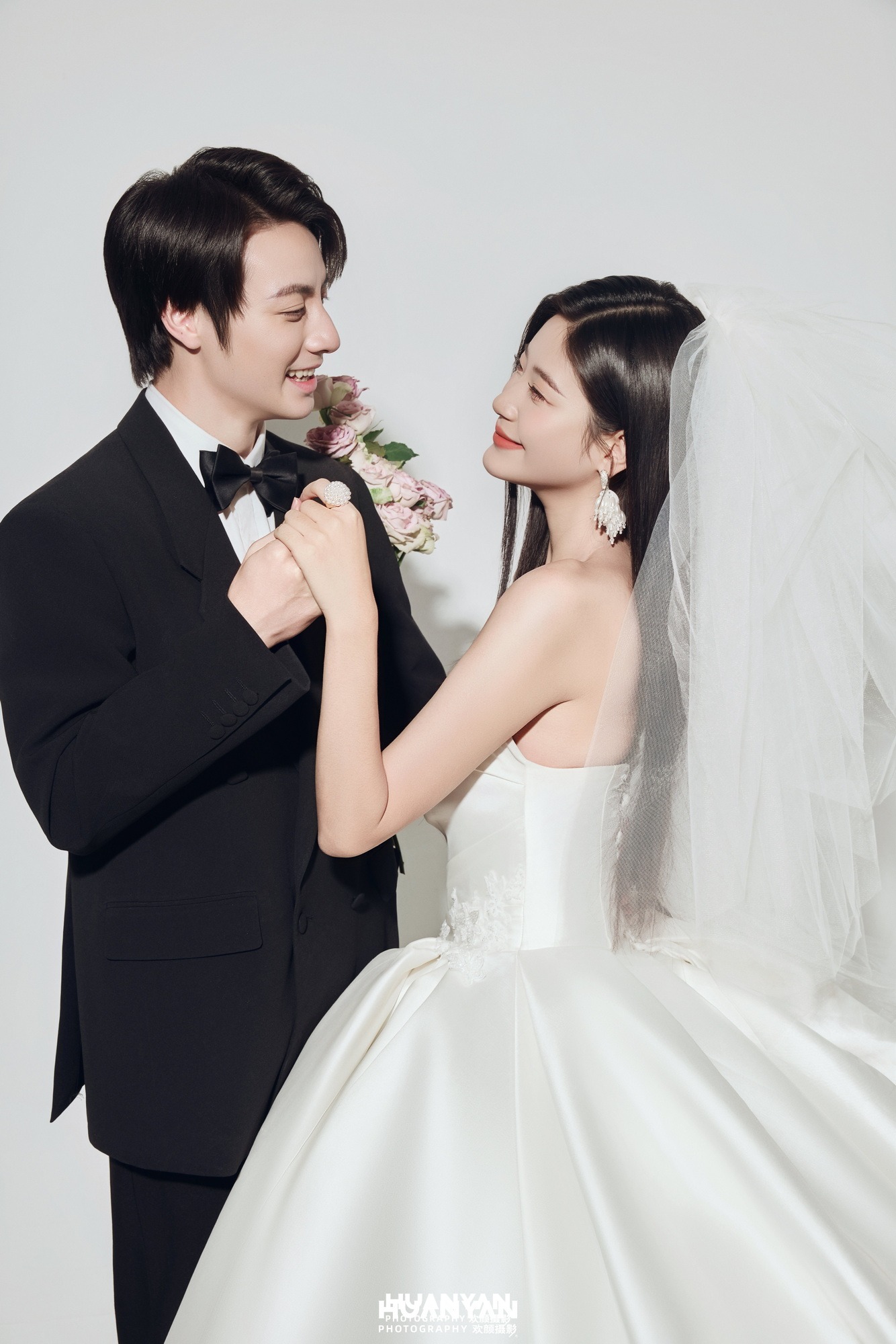 裙摆拾光：极简婚纱照室内影棚实拍