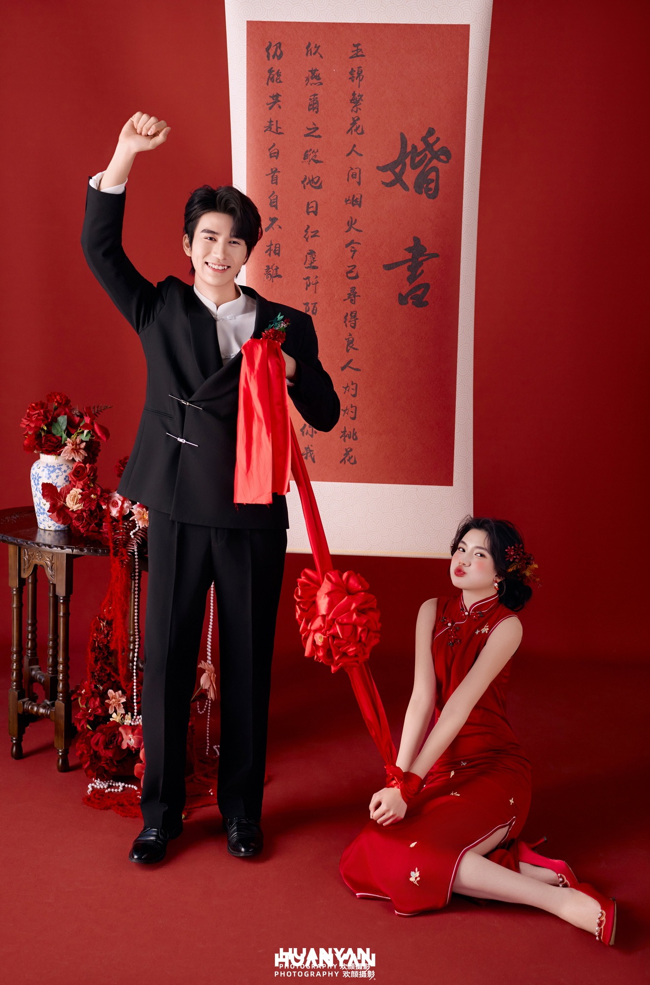 红绸牵喜客片第3张｜新中式婚纱照，摄于室内影棚
