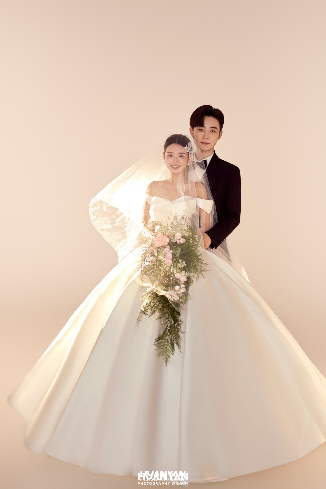 垂花浅笑客片第3张｜浪漫唯美婚纱照，摄于室内影棚