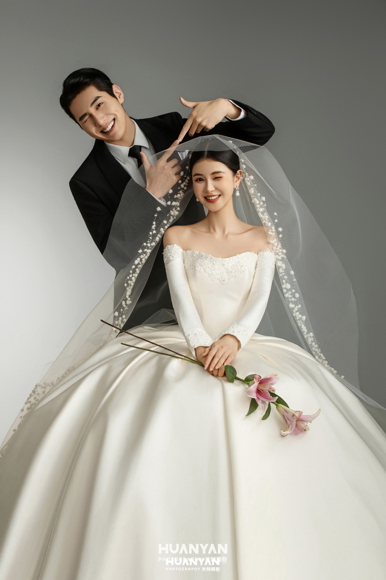 极简婚纱照 · 室内影棚场景 · 网纱红唇客片