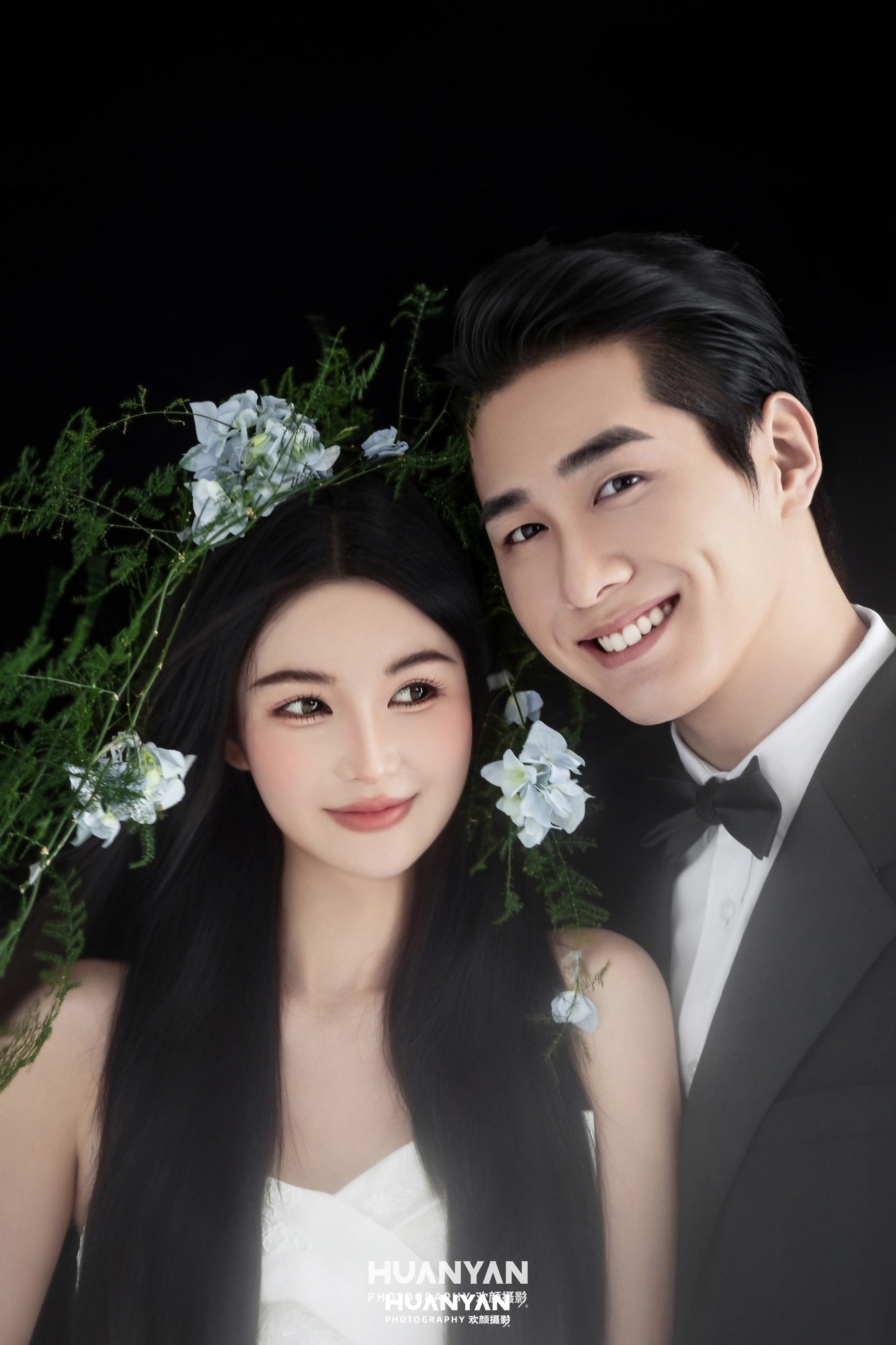 夜色与白纱客片第15张｜极简婚纱照，摄于室内影棚