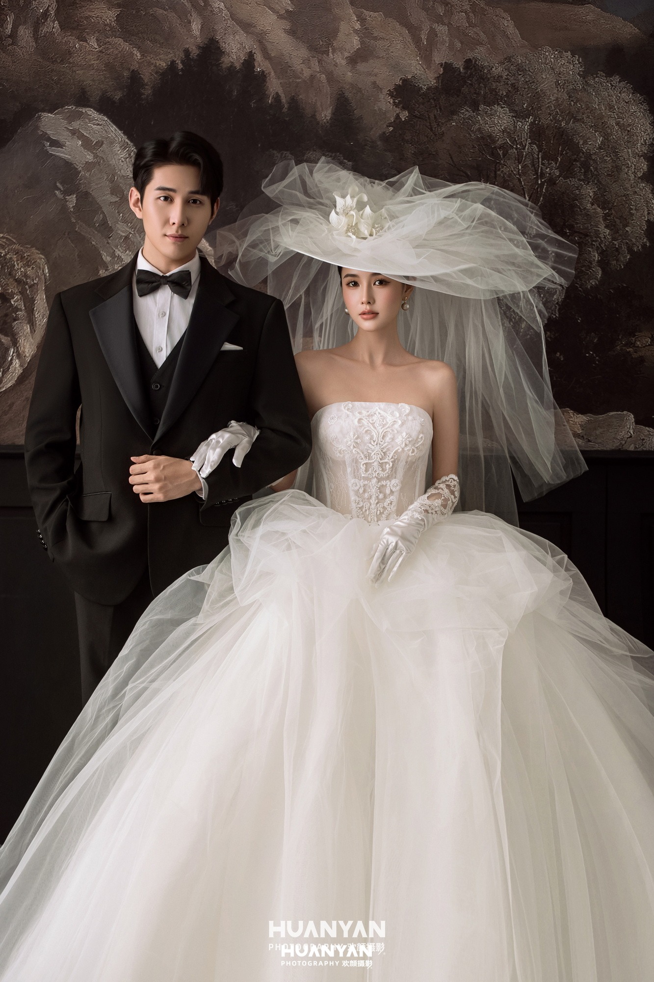 珍珠纱边：极简婚纱照室内影棚实拍