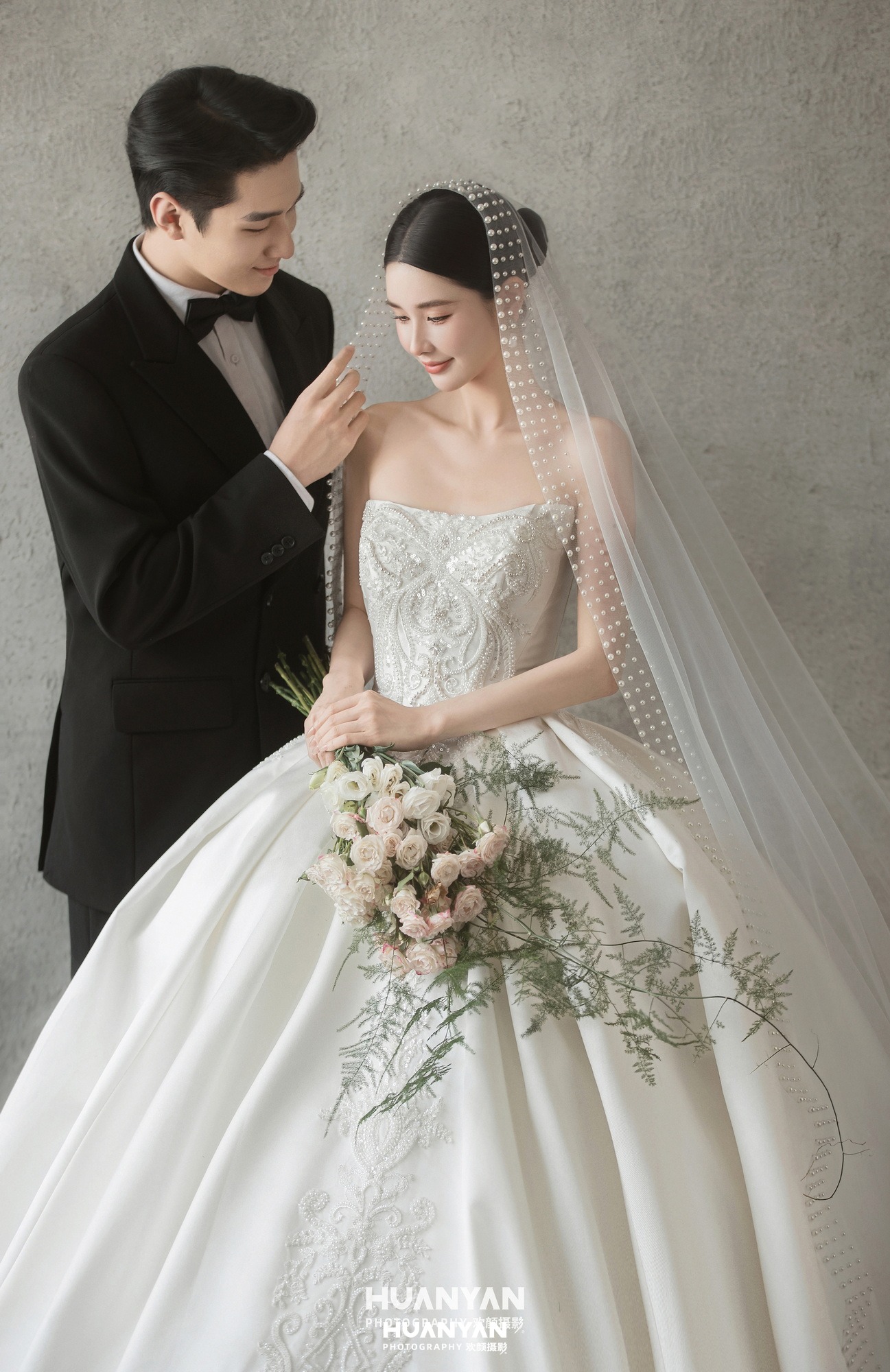 百合约定客片第3张｜氛围感婚纱照，摄于室内影棚