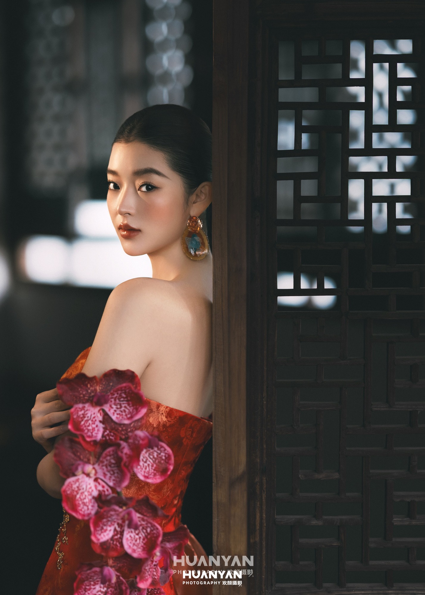 新中式婚纱照 · 老街胡同场景 · 朱门映红客片