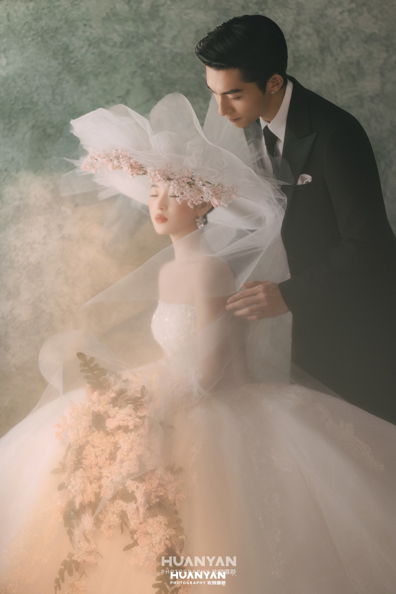 绿墙花檐：复古婚纱照室内影棚实拍