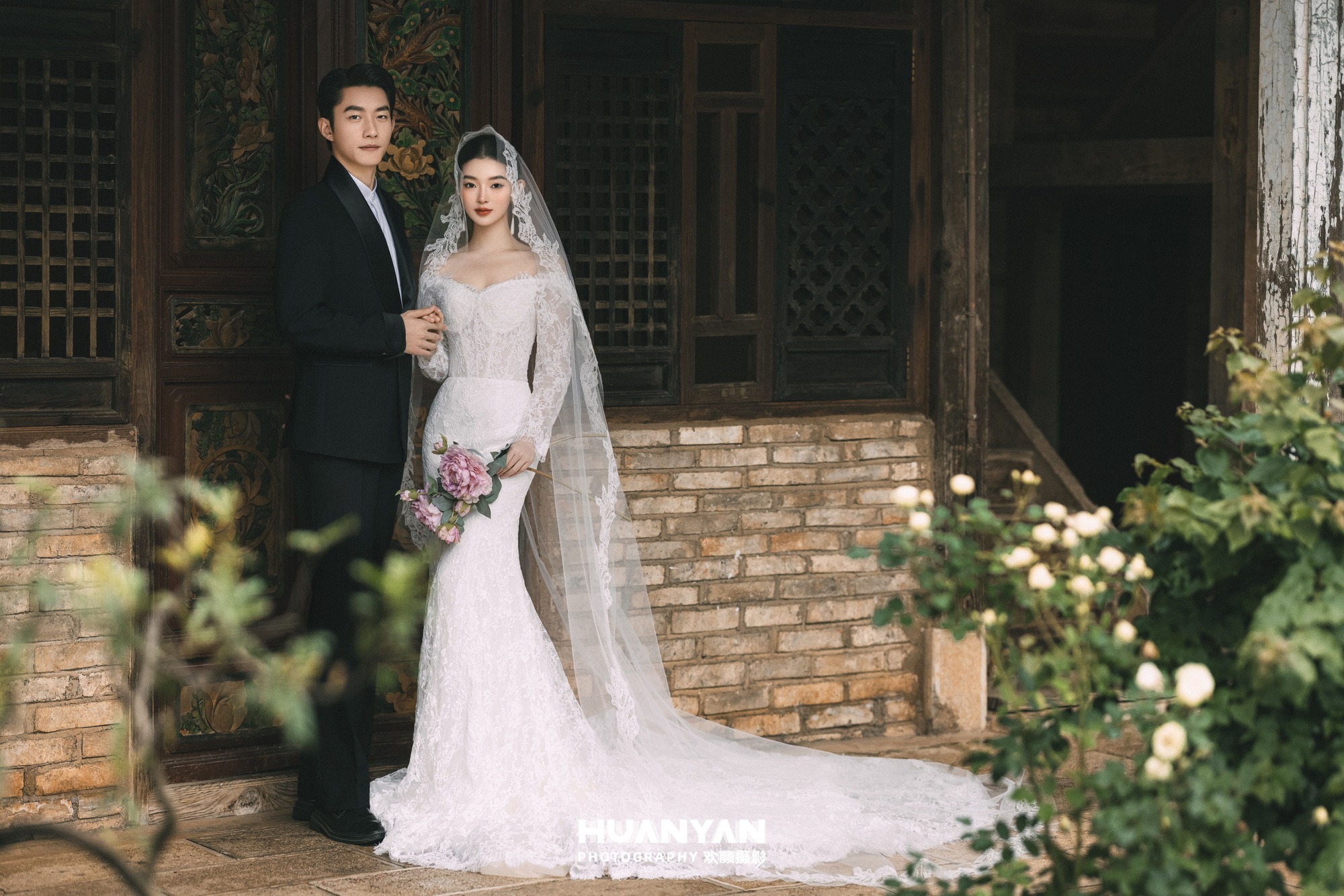 老街胡同清新自然婚纱照实拍（旧门新纱系列）