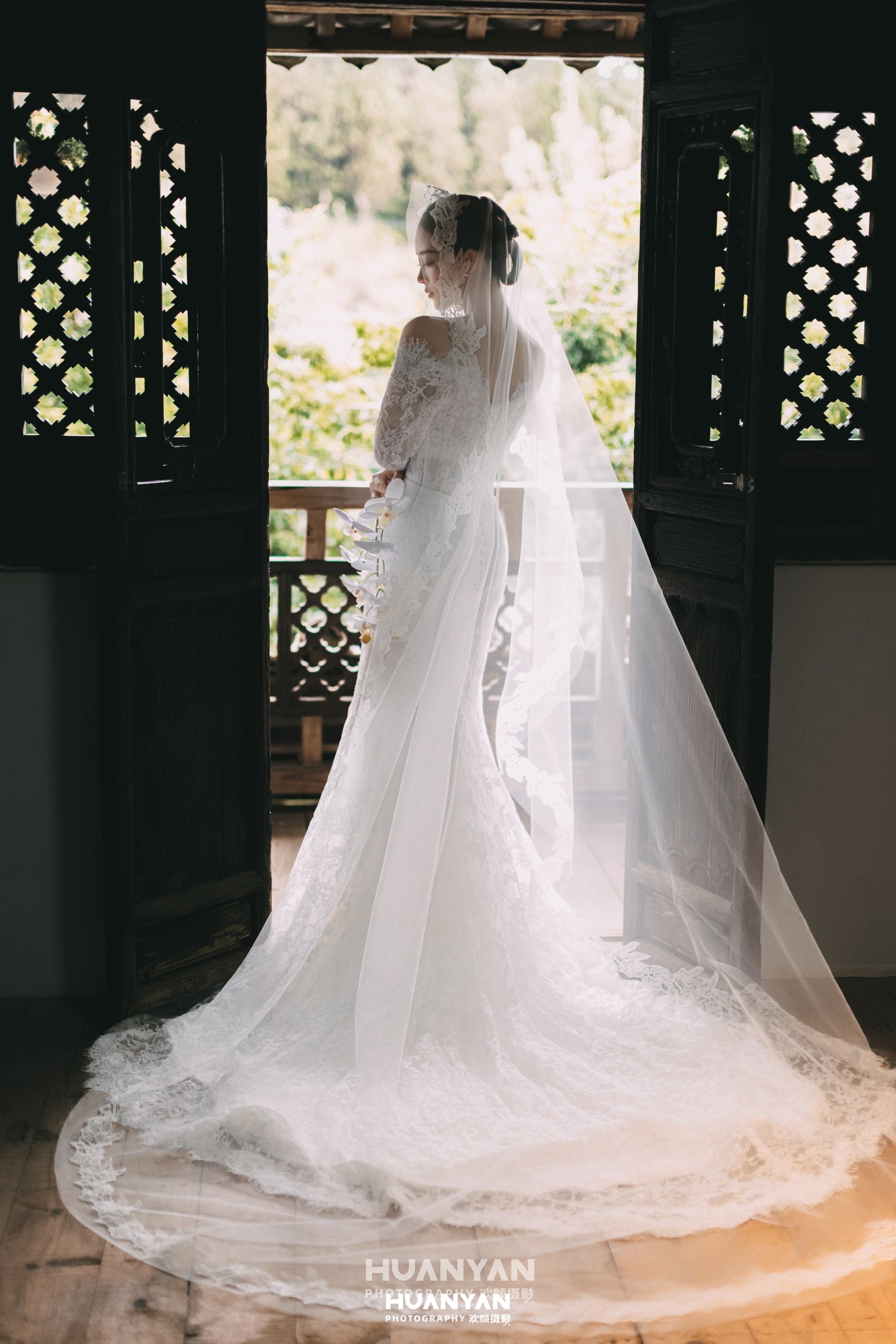 老街胡同清新自然婚纱照实拍（旧门新纱系列）