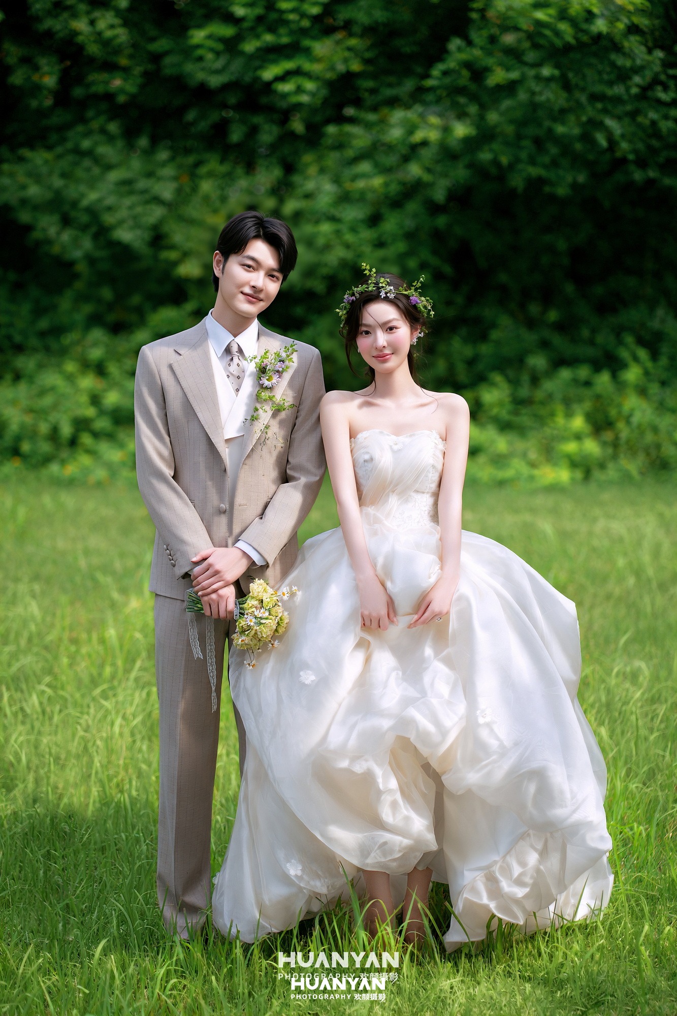 绿茵花环：清新自然婚纱照户外自然实拍