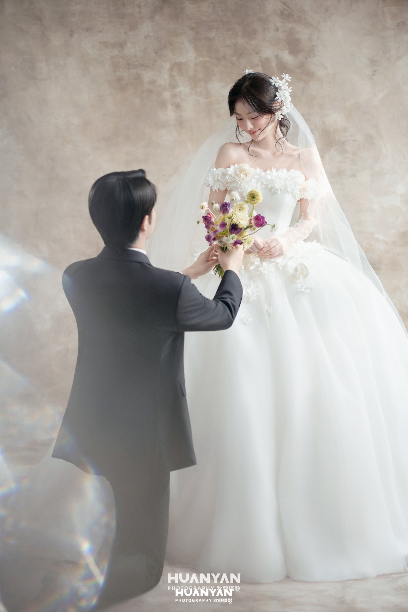 韩式温柔婚纱照 · 室内影棚场景 · 吻落纱间客片