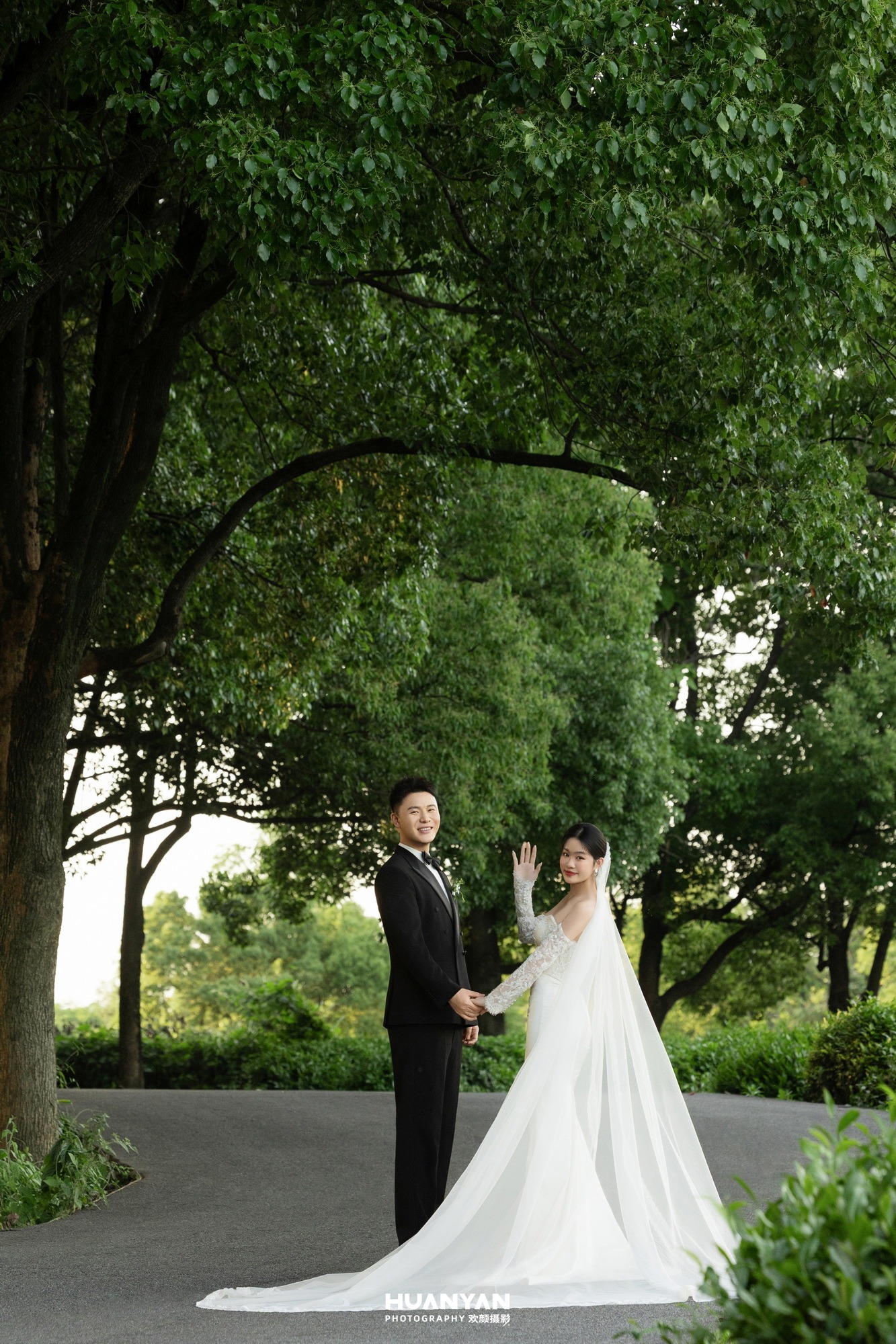 绿荫同行客片第3张｜清新自然婚纱照，摄于户外自然