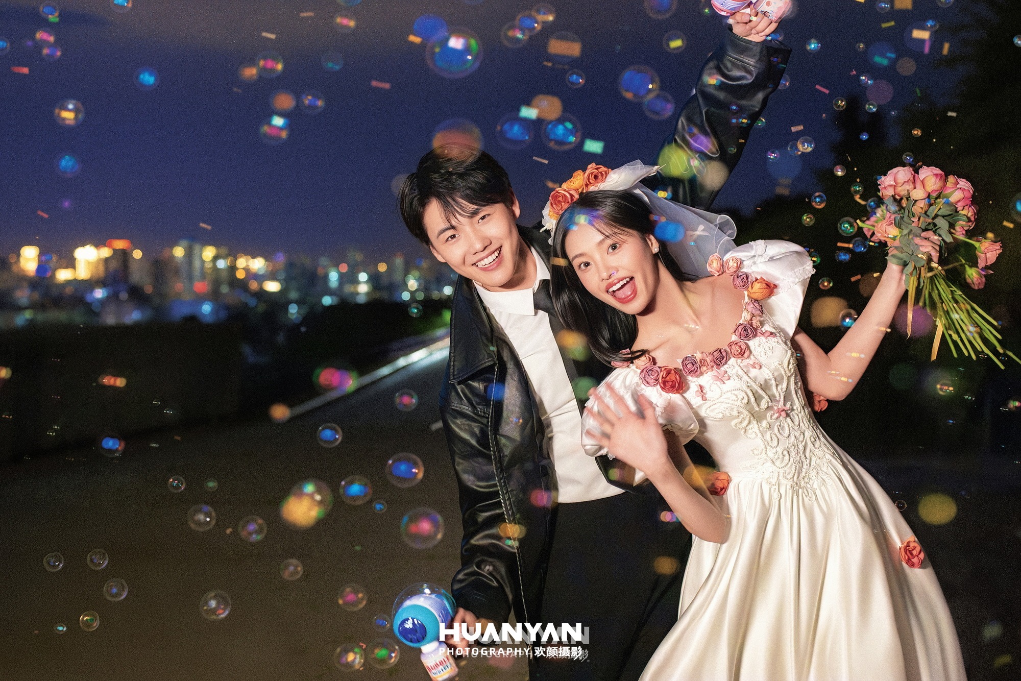 夜灯花雨：浪漫唯美婚纱照山顶实拍