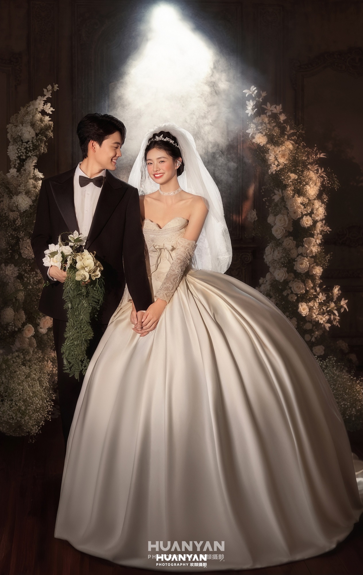 雾里相拥客片第3张｜浪漫唯美婚纱照，摄于室内影棚