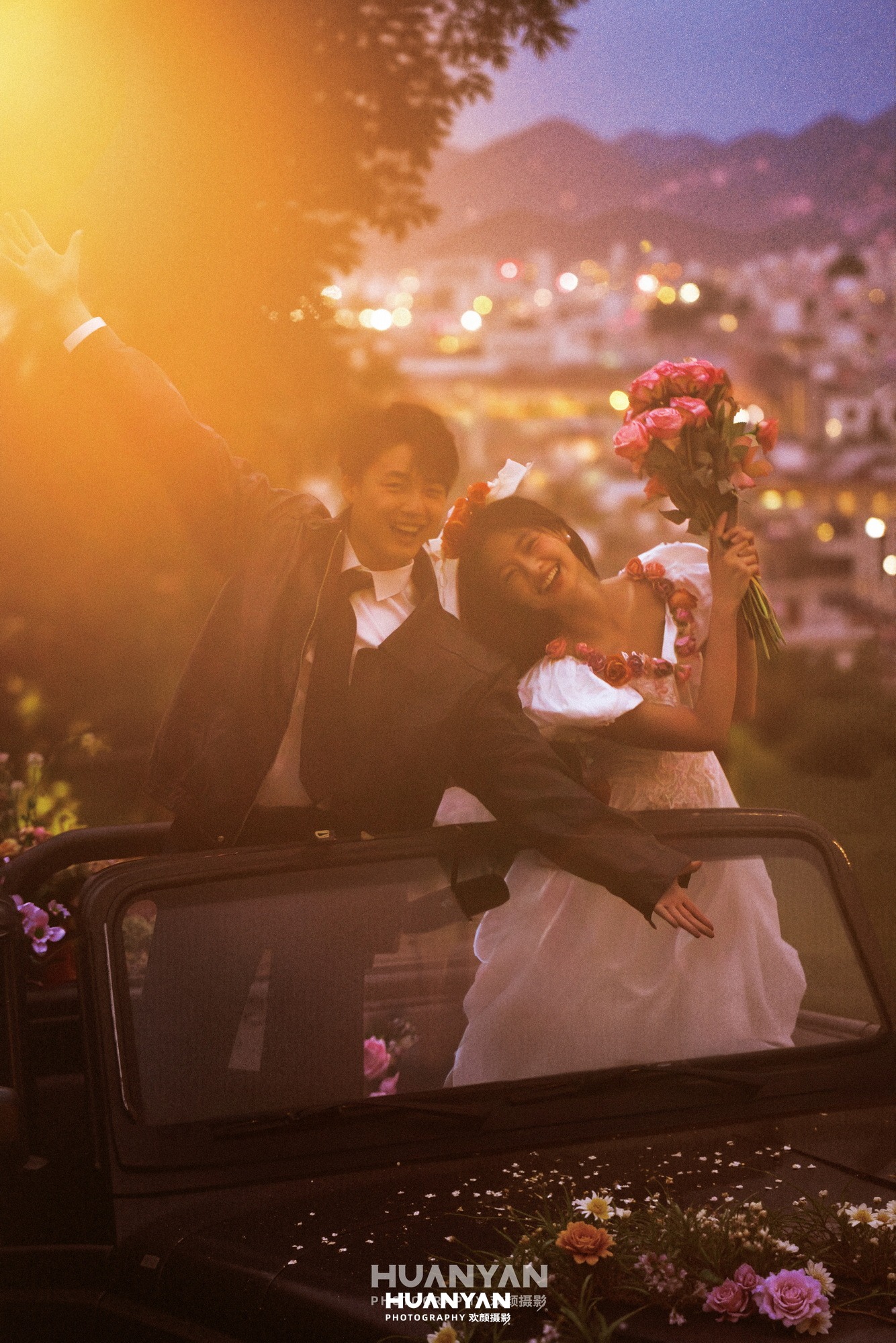 夜灯花雨：浪漫唯美婚纱照山顶实拍