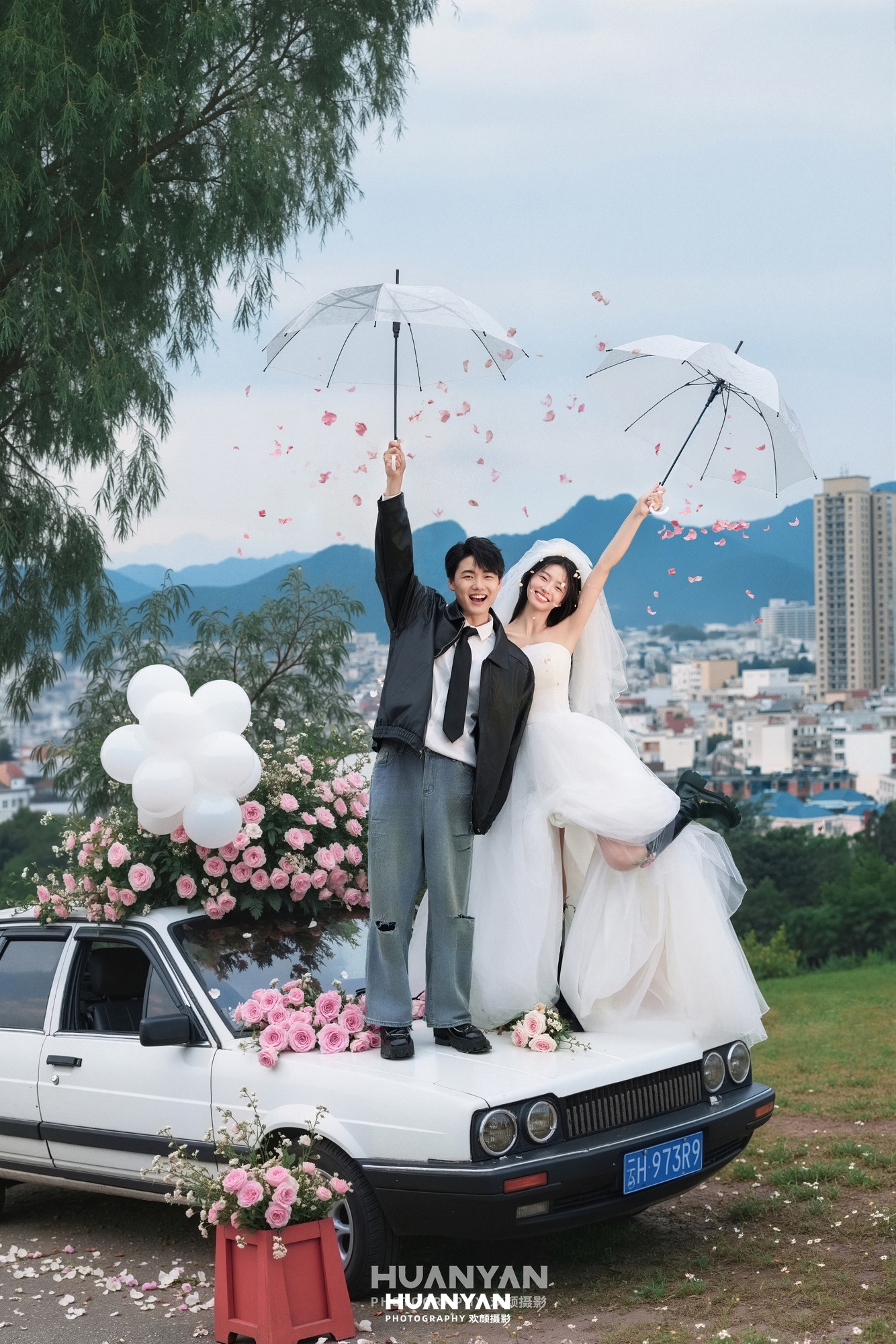 韩式温柔婚纱照 · 户外自然场景 · 花车玫瑰客片