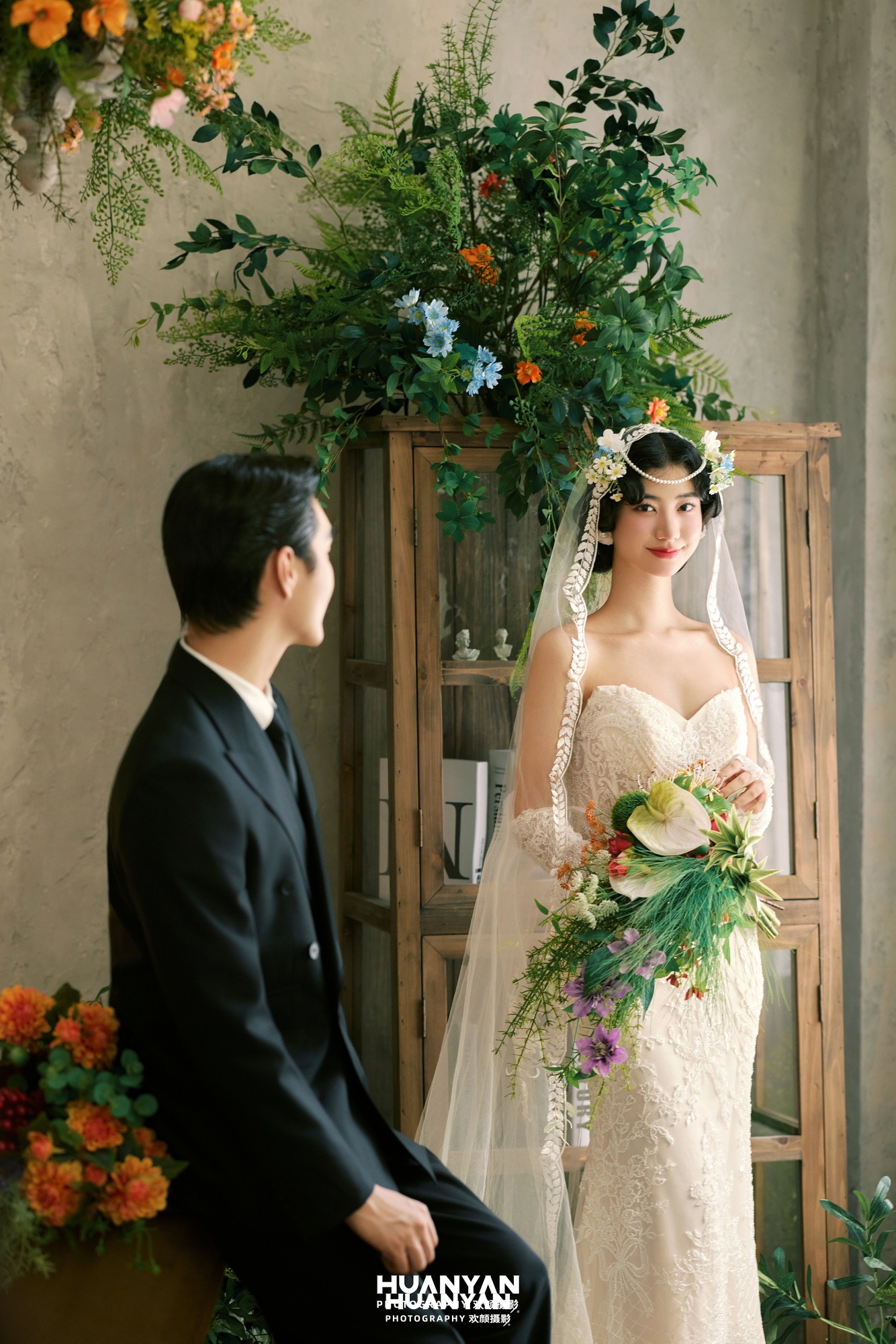 烛影轻吻客片第7张｜复古婚纱照，摄于室内影棚