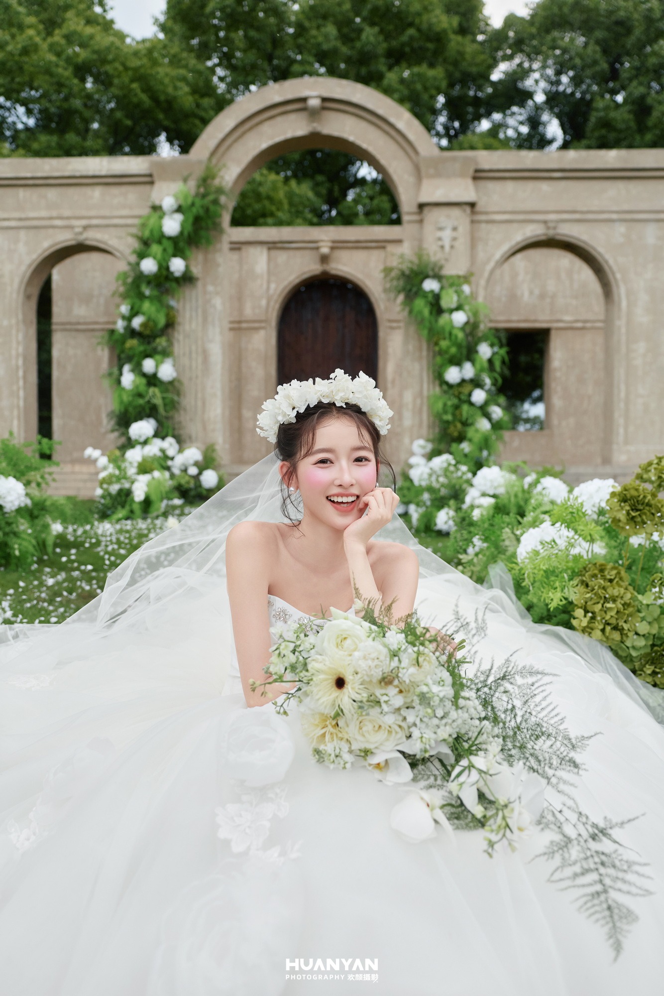 废墟花开客片第3张｜韩式温柔婚纱照，摄于户外自然