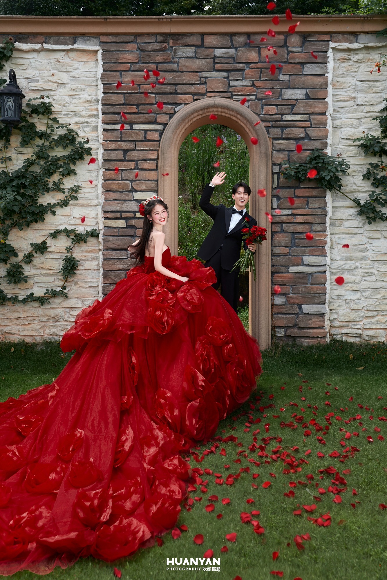 户外自然轻奢高级婚纱照实拍（玫瑰之门系列）