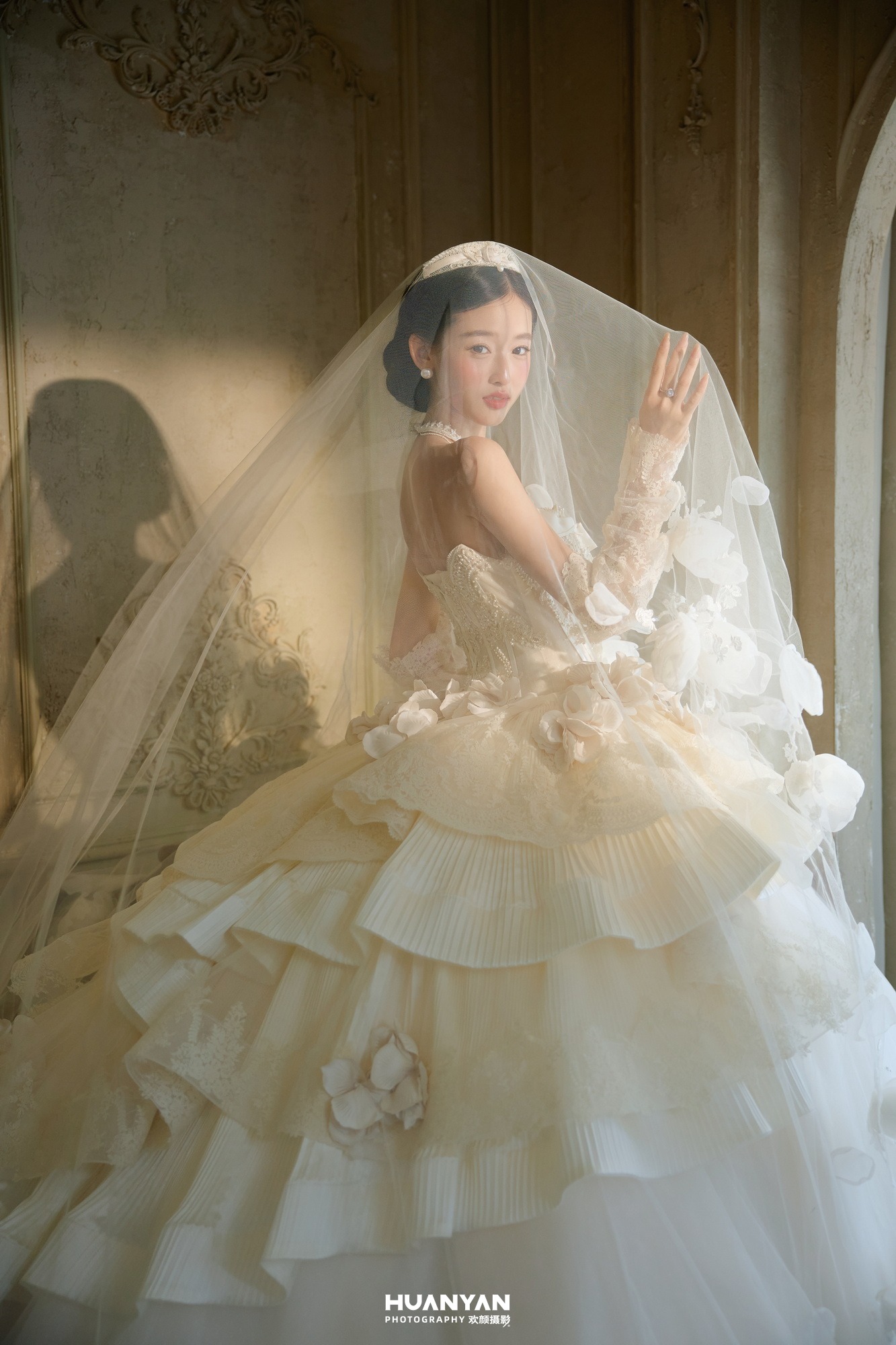 轻奢高级婚纱照 · 室内影棚场景 · 为她举纱客片